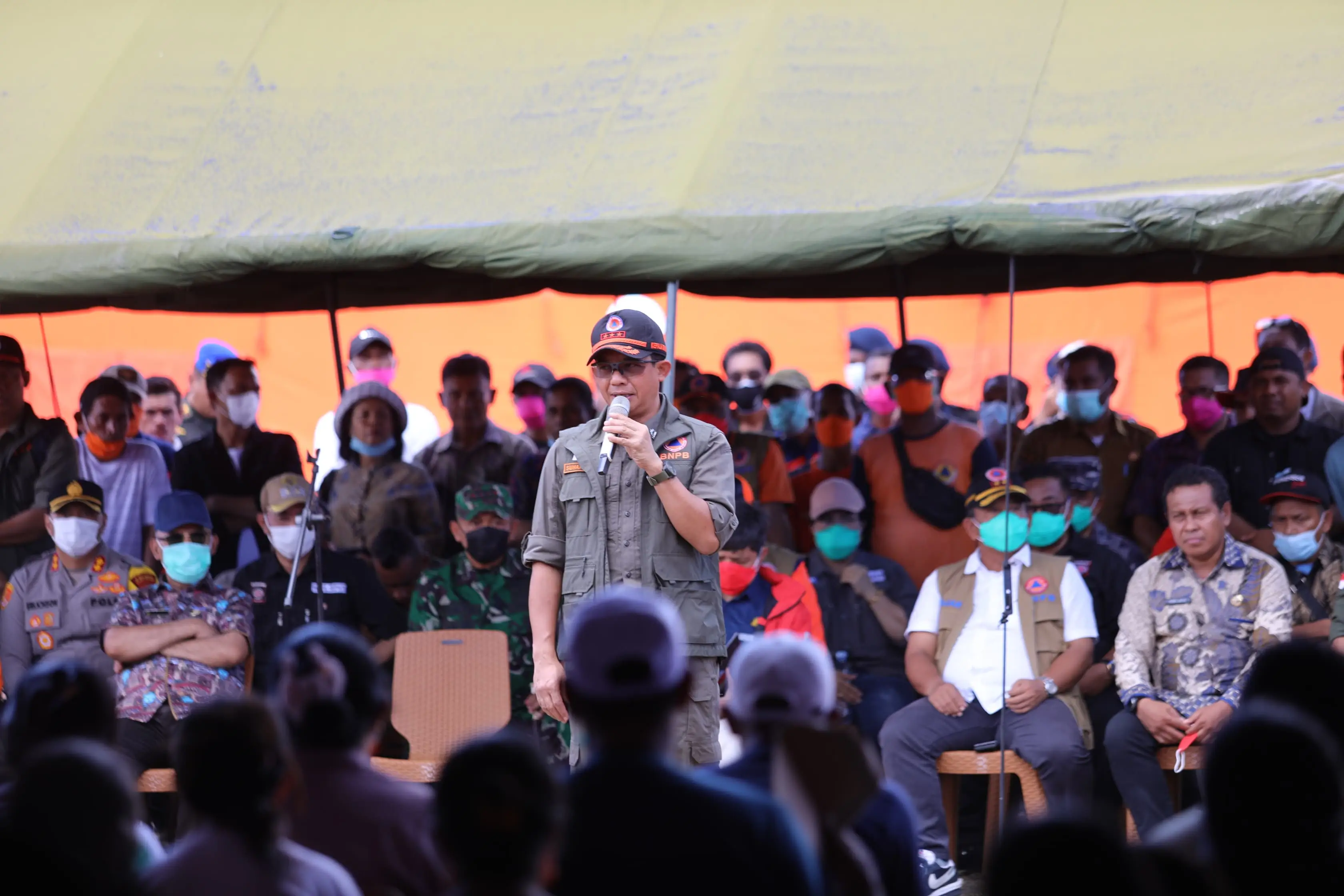 Kepala BNPB Letjen TNI Suharyanto, S. Sos., M.M (kemeja dan rompi hijau) saat meninjau pos pengungsian Desa Gam Ici, Kabupaten Halmahera Barat, Maluku Utara pada Kamis (30/5).